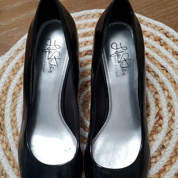 Life Stride patent leather pumps. Black Patent Leather SIZE 10 - Picture 4 of 8